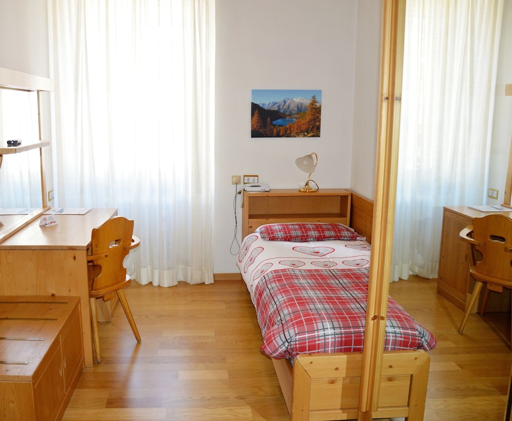 Hotel Pinzolo Dolomiti 60/76