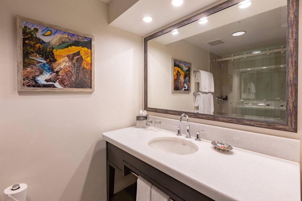 Suite, King Bed, Creek View, Sofa, Balcony, Large