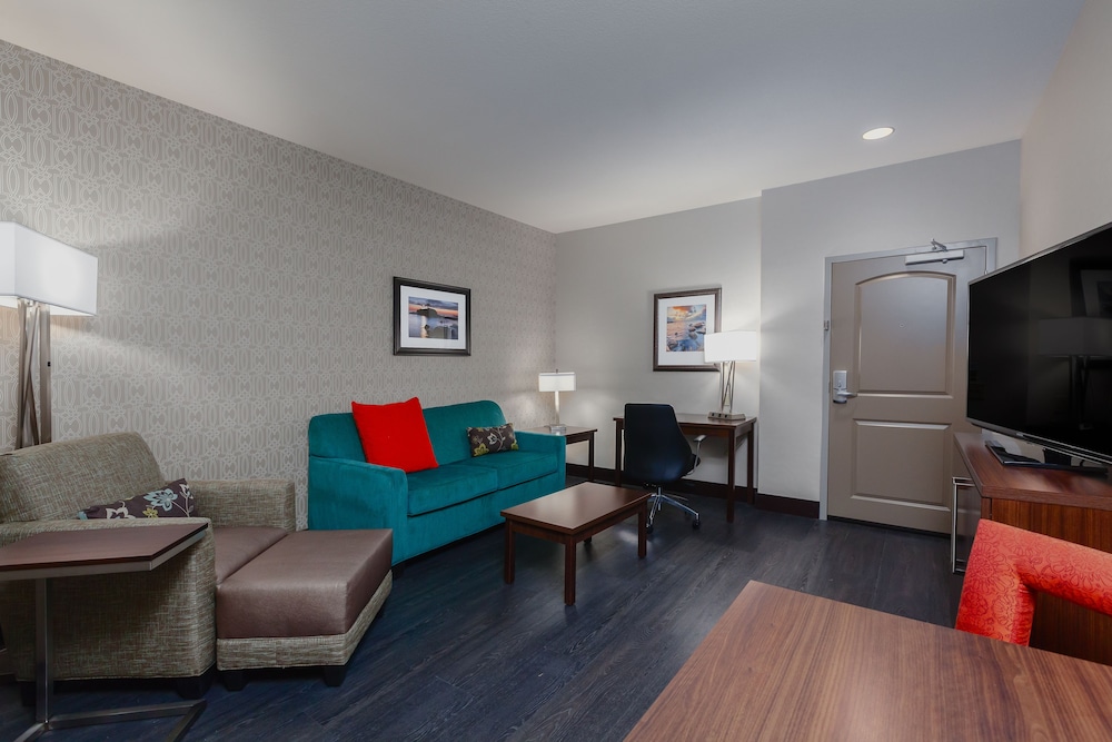 Holiday Inn Express Suites Eureka 36/56
