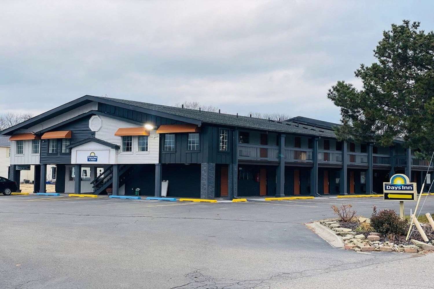 Days Inn & Suites by Wyndham Port Huron 1/12