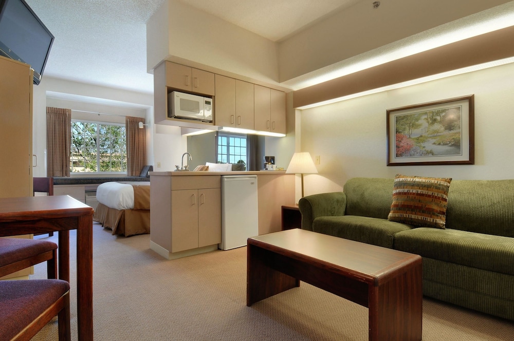 Microtel Inn & Suites by Wyndham Bloomington MSP Airport 5/16