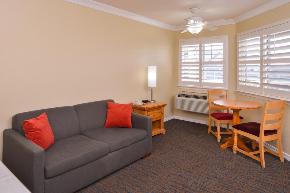 Cayucos Beach Inn 42/64