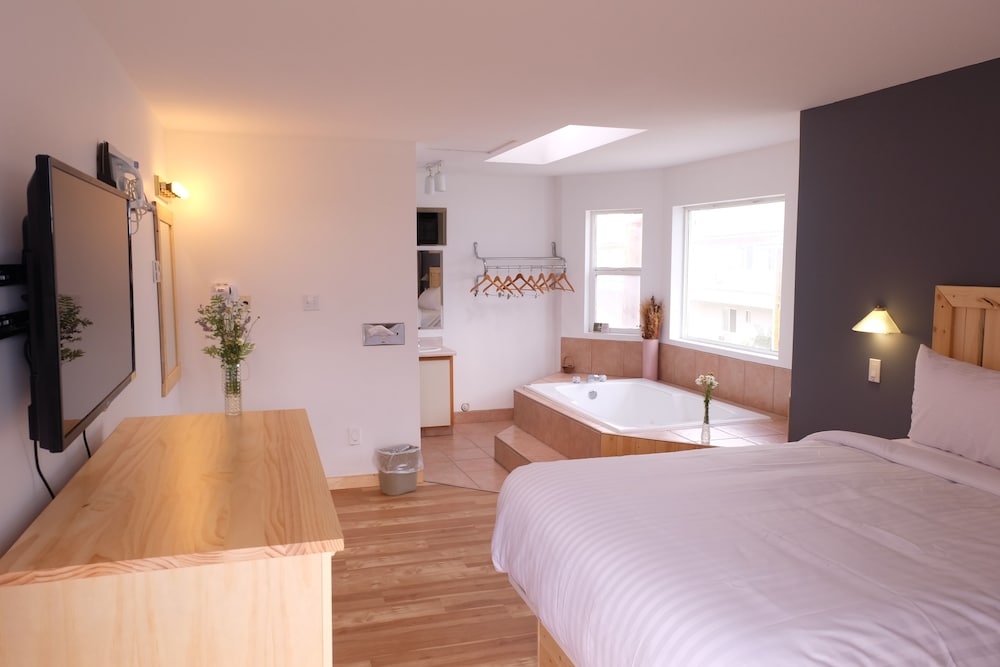 Golden Village Lodge 19/66