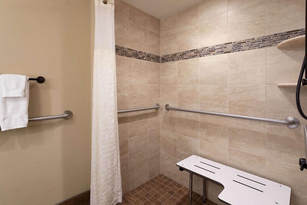 غرفة بسرير كينج لذوي الإعاقة، La Quinta Inn Suites Pigeon Forge 10/10