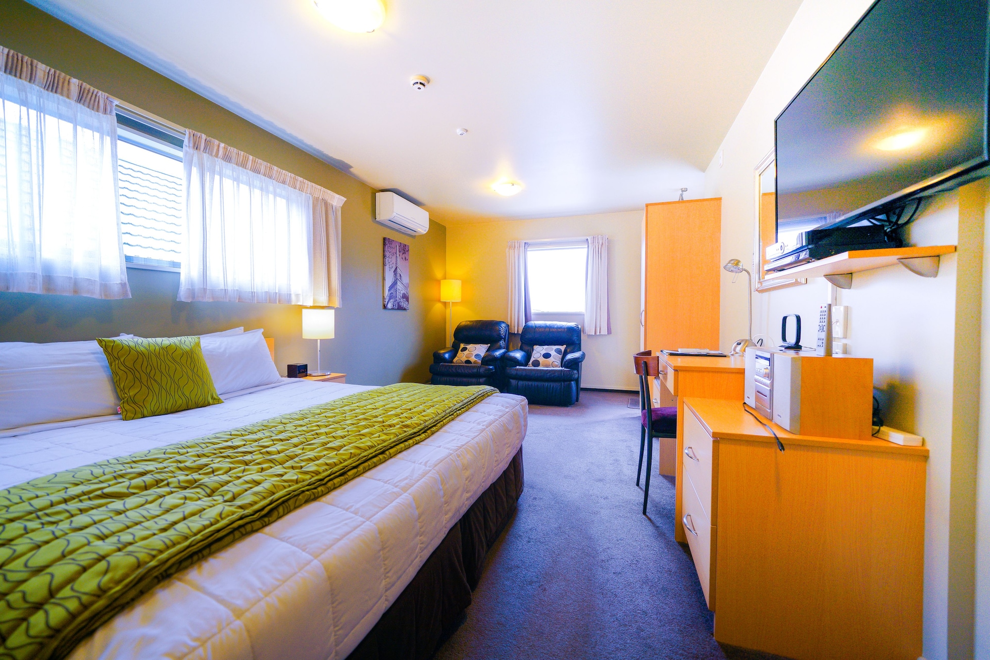 SUPERIOR, STUDIO, JETTED TUB