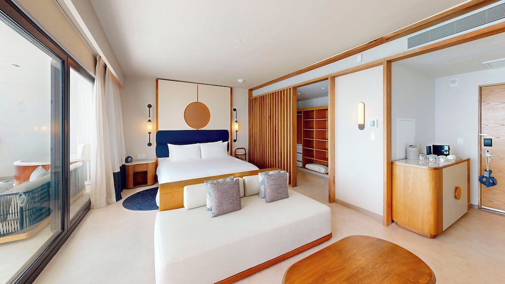 Central, Suite, 1 King and 2 Queen Beds, Ocean Front, Sofa