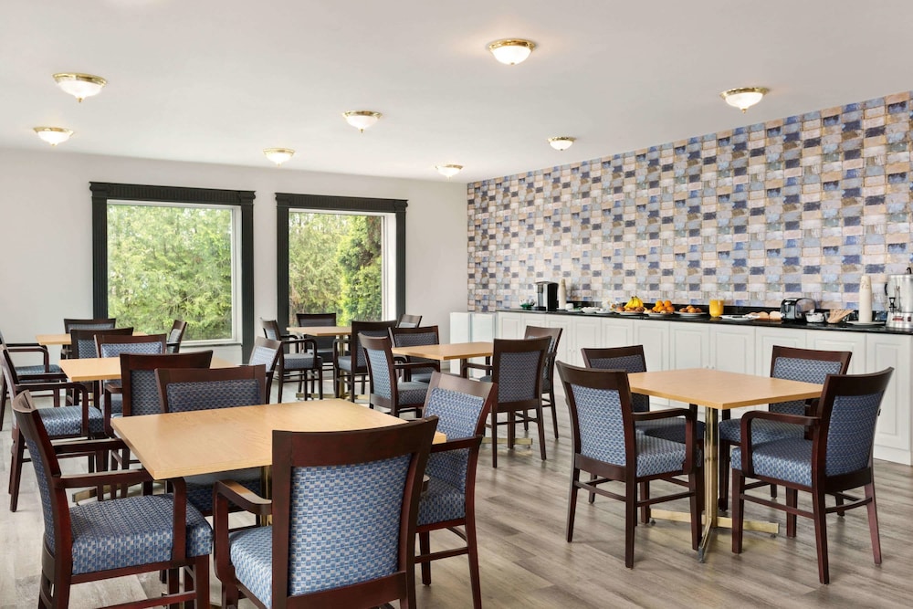 Travelodge by Wyndham Rigaud 18/20