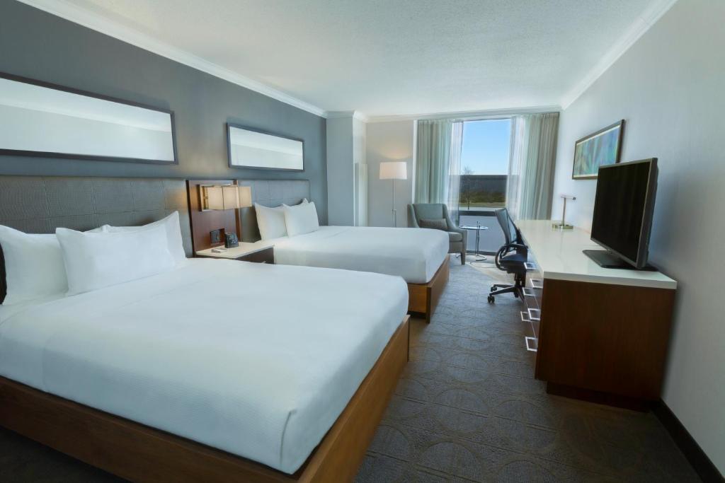Room, 2 Queen Beds, Hilton Toronto Airport Hotel & Suites 2/3