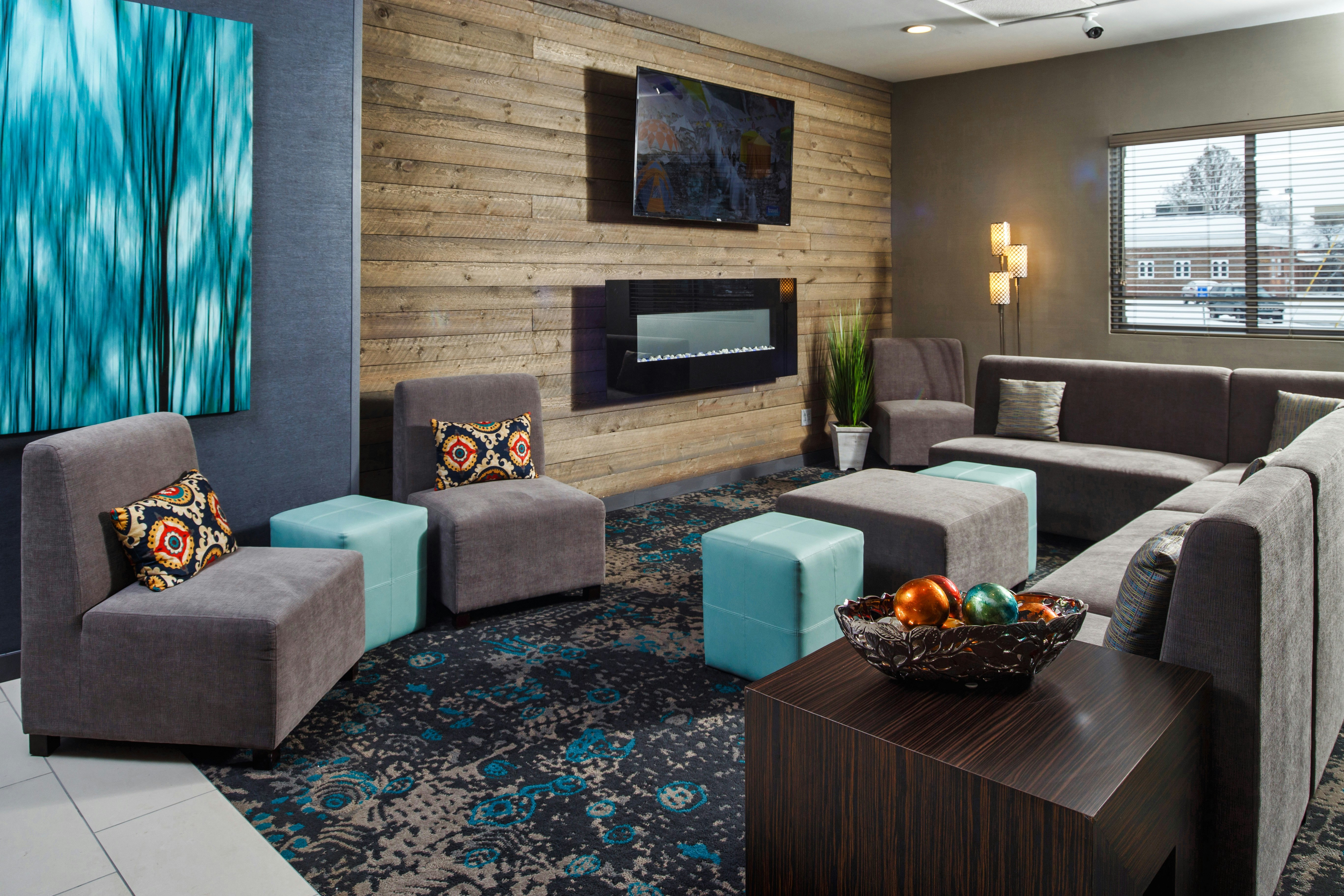Doubletree By Hilton Neenah 24/47