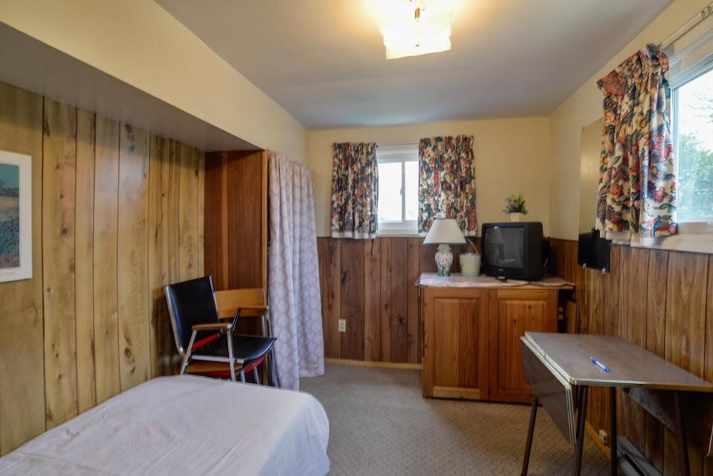Oakwood Motel 6/56