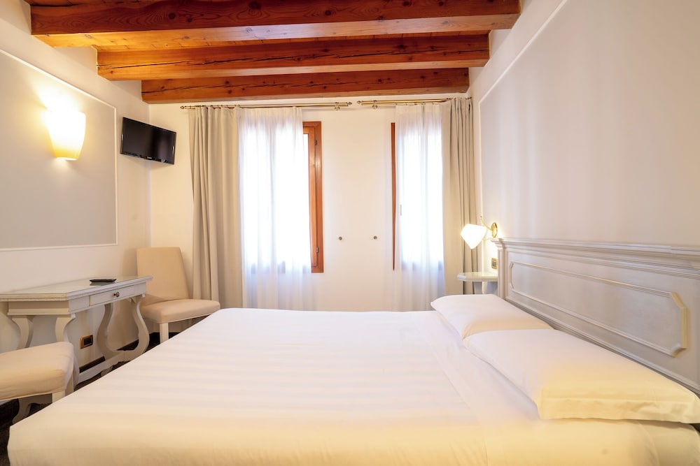 ROOM, DOUBLE BED
