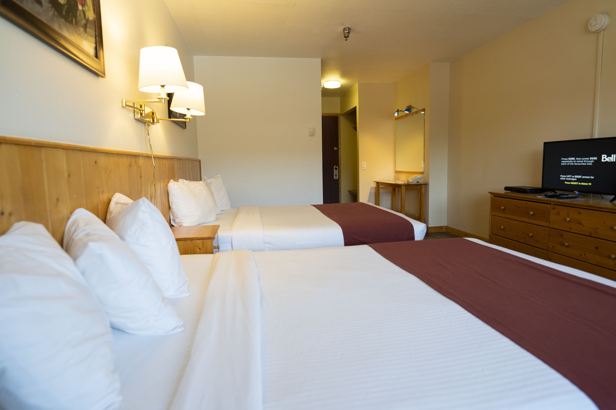 غرفة بسريرين كوين، Canadas Best Value Inn River View Hotel 2/3
