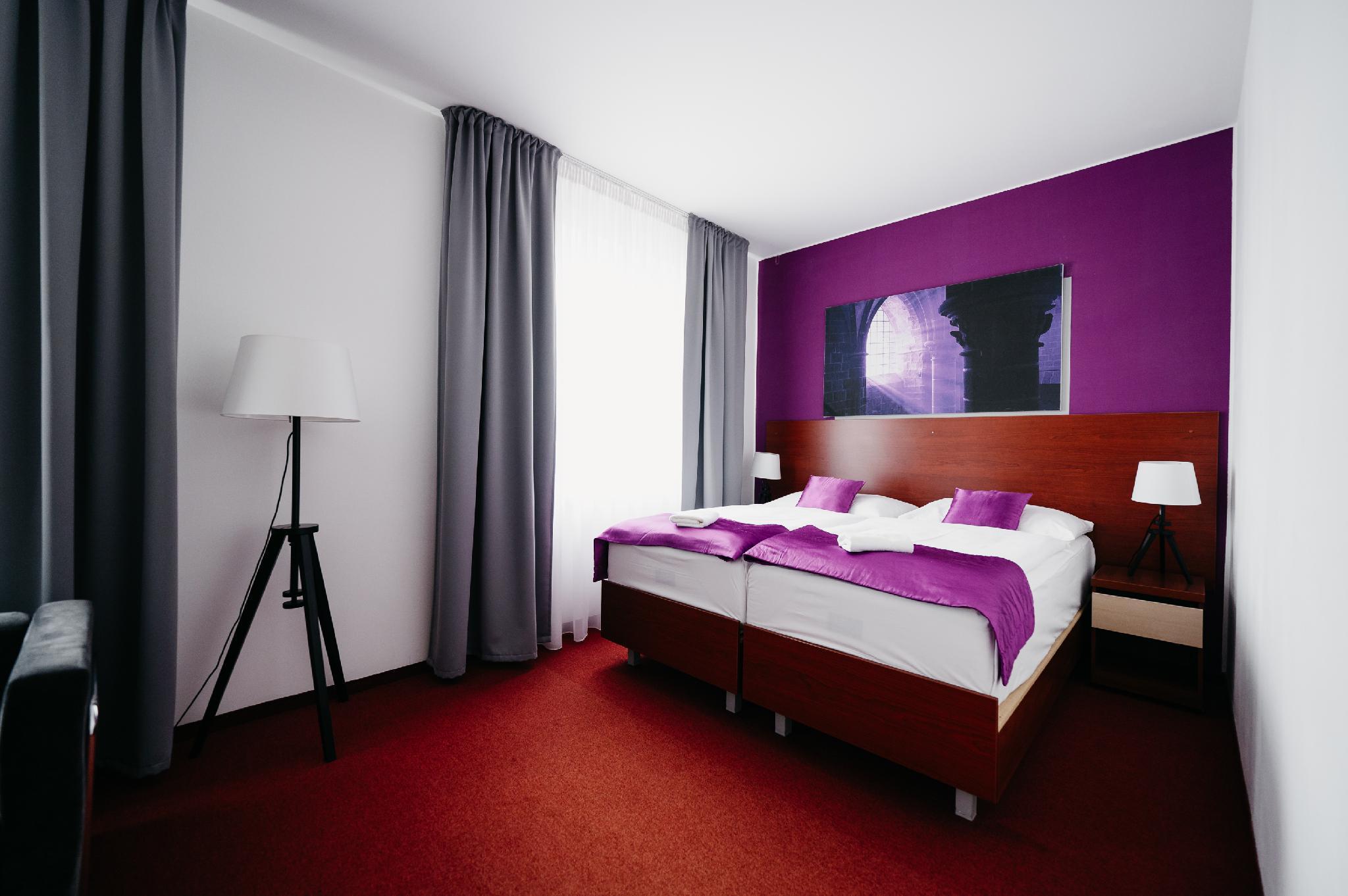 Hotel Color 8/44
