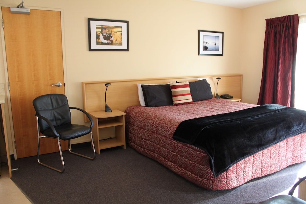 Alhambra Oaks Motor Lodge 8/41
