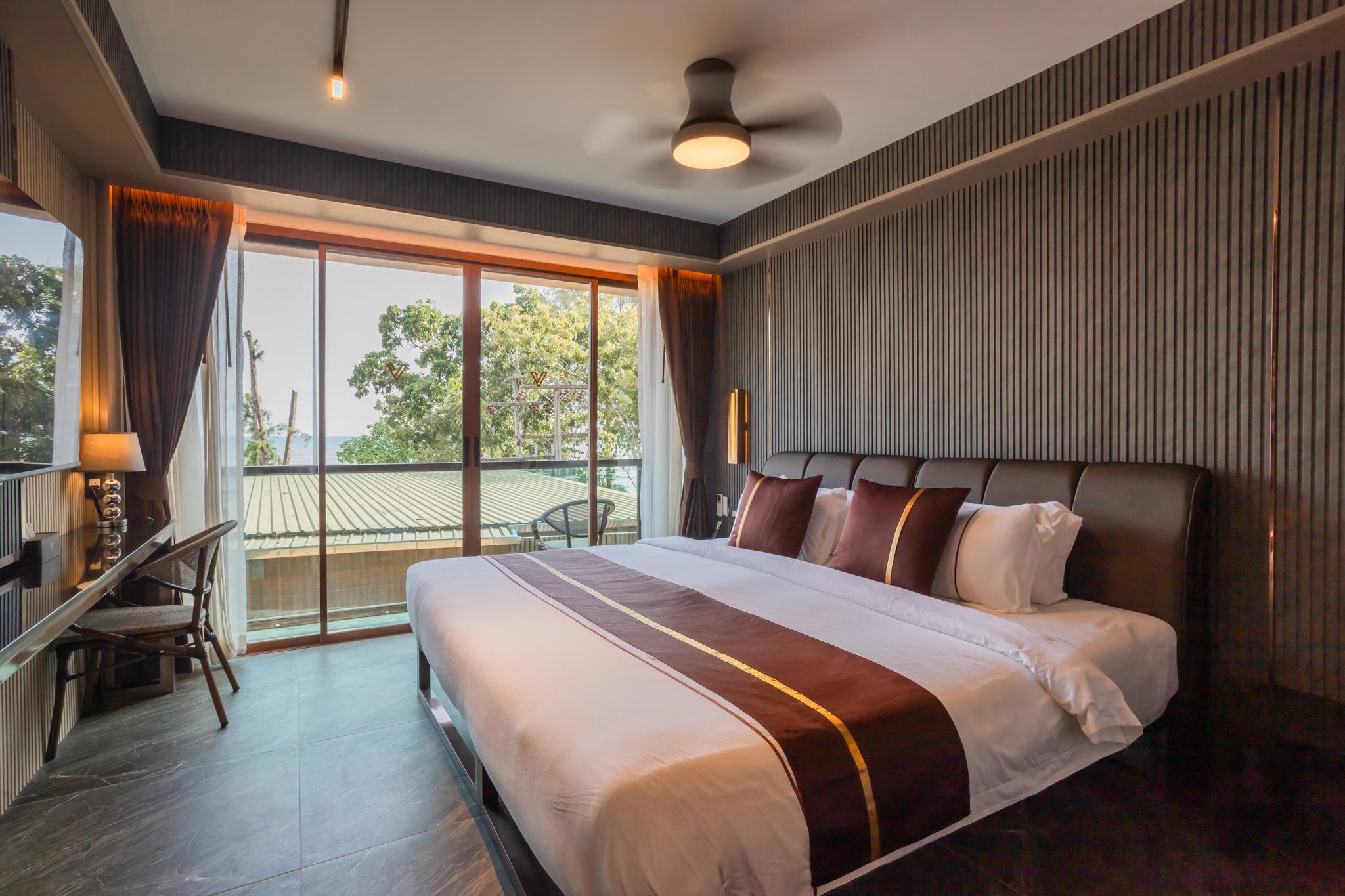 DELUXE ROOM