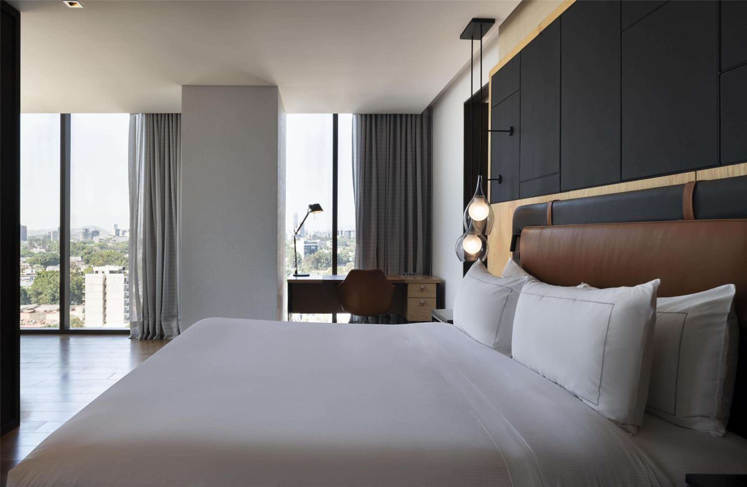جناح بسرير كينج بغرفة نوم واحدة مع أريكة