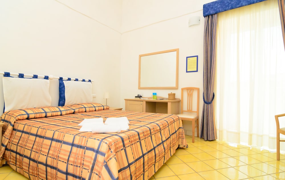 ROOM, DOUBLE OR TWIN BED