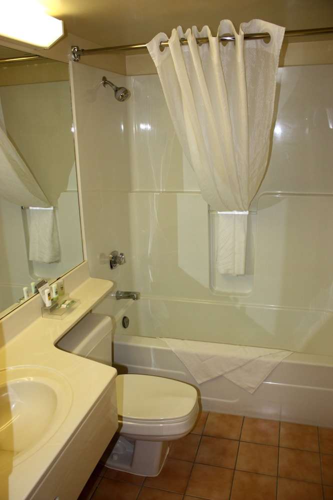 Travelodge Suites by Wyndham Regina / Eastgate Bay 70/71