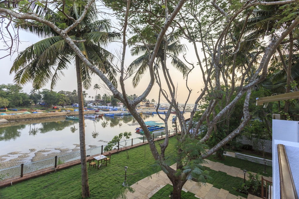 Acron Waterfront Resort 74/80