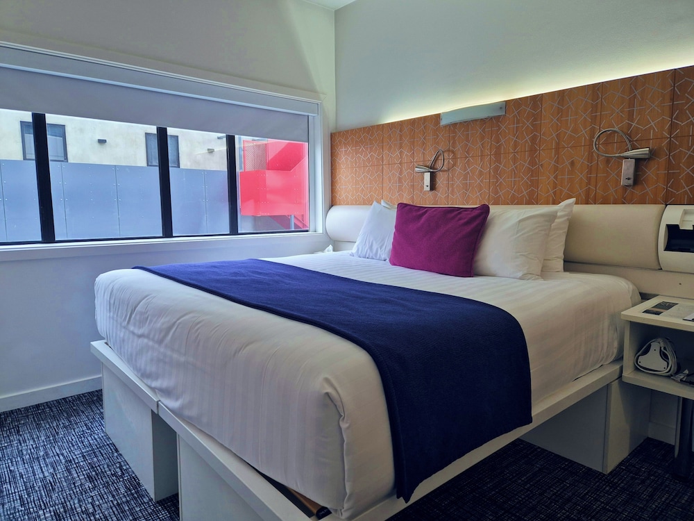 STANDARD, KING BED