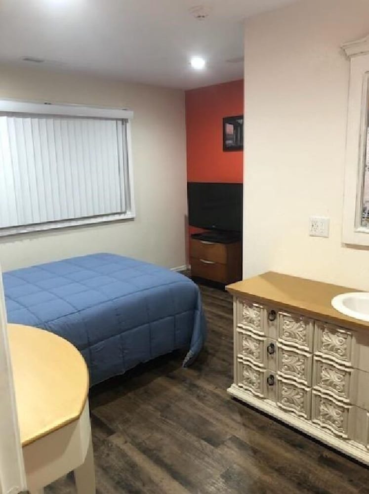 Branson Surrey Inn 15/65