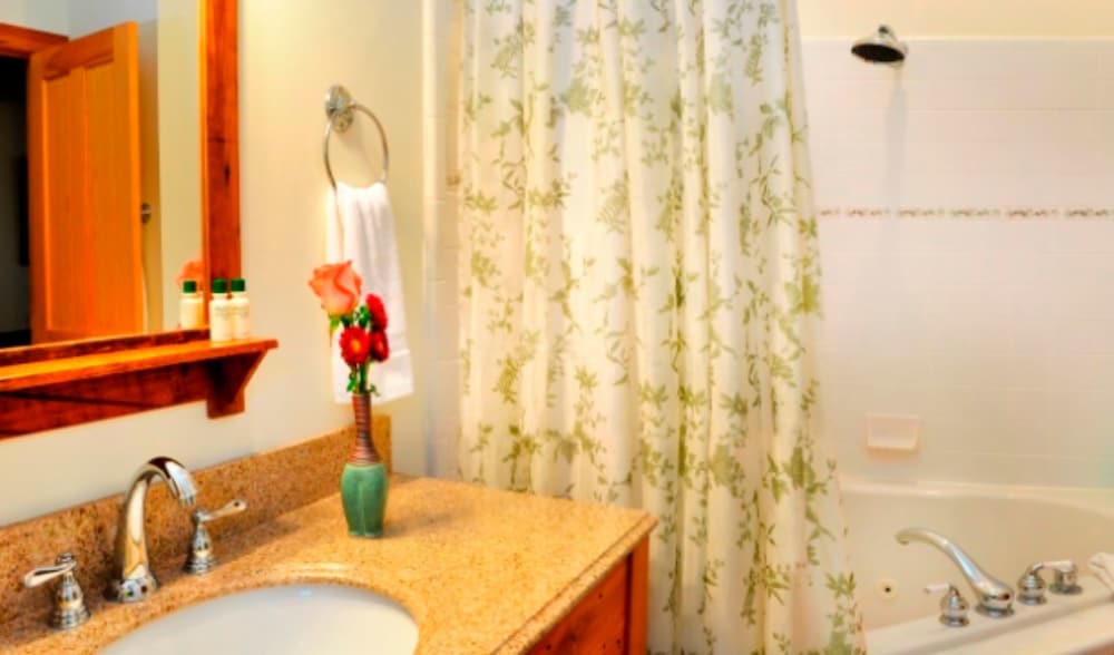 Bent Creek Lodge Bed &amp; Breakfast 50/50
