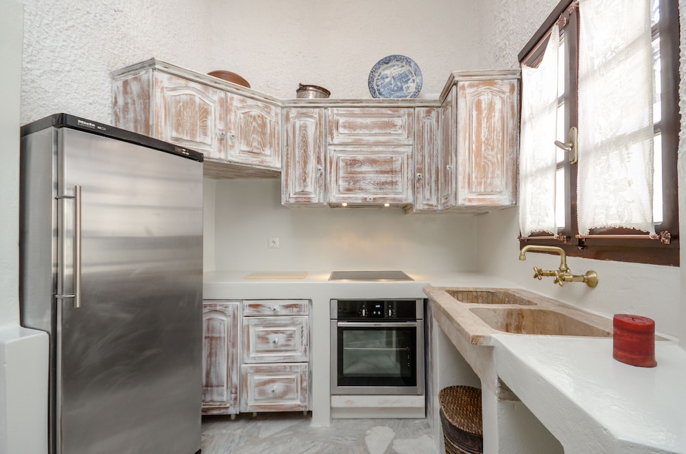 Naxos Center Houses 6/50