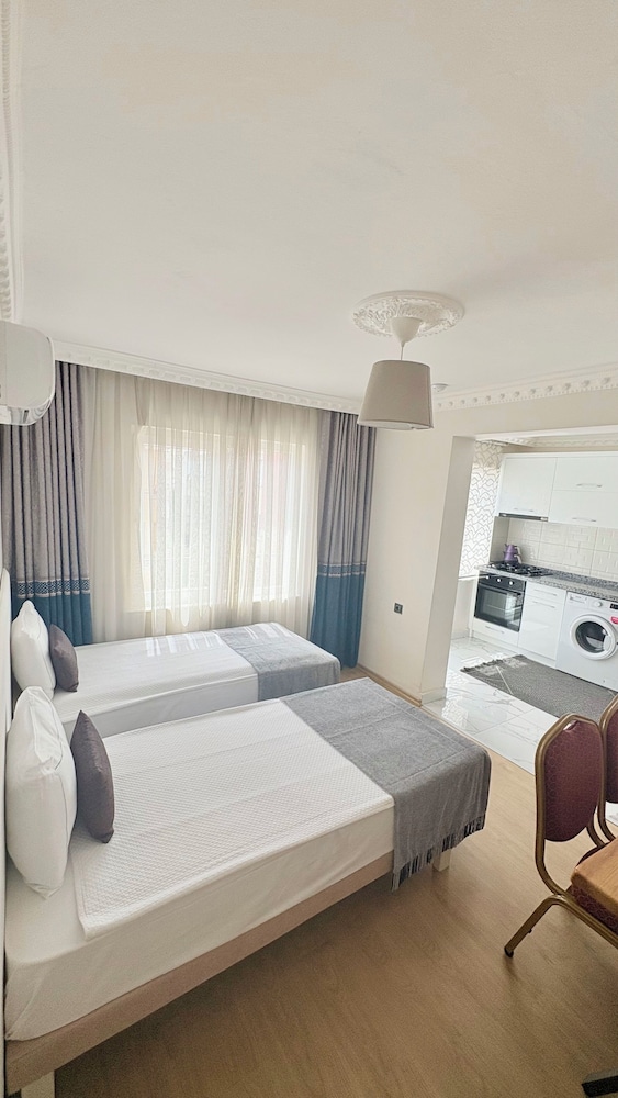 DELUXE, STUDIO, SUITE