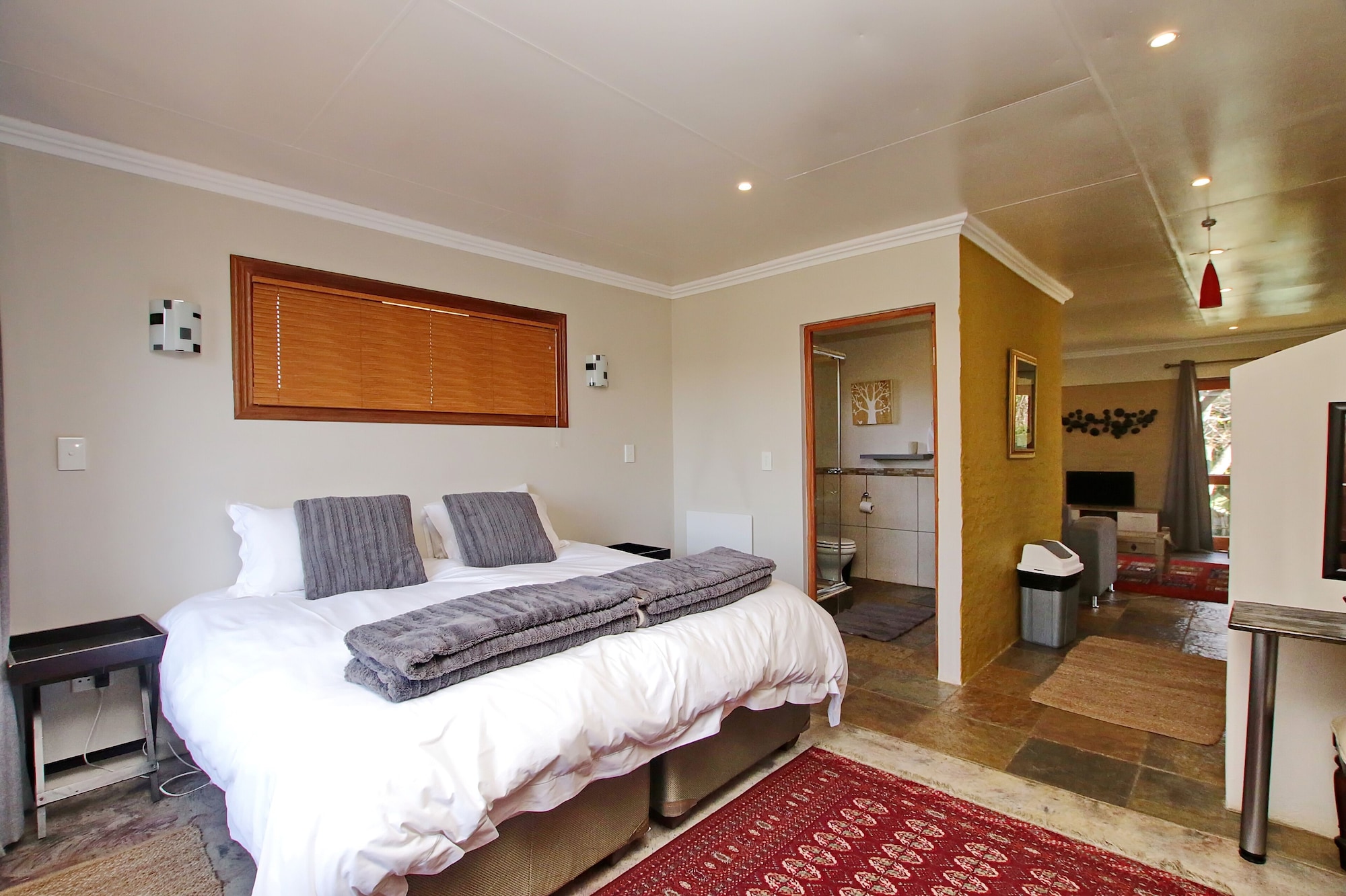 1 BEDROOM, EXECUTIVE, STUDIO, SUITE, CITY VIEW, KITCHENETTE