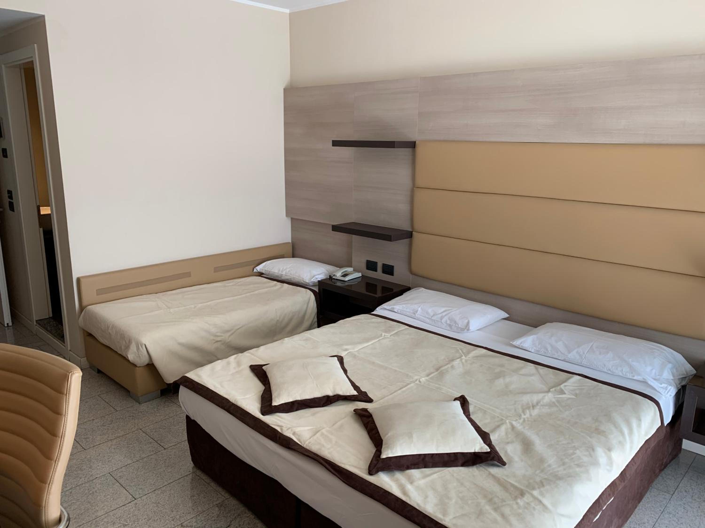 Room, Triple