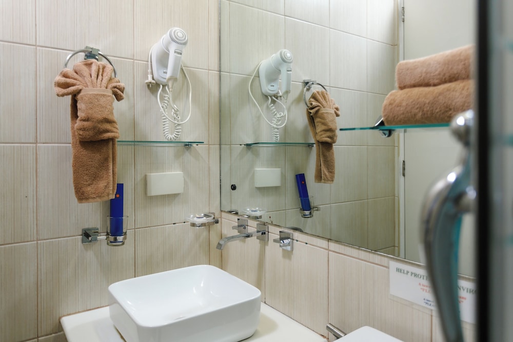 Regency Grand Suites 64/66