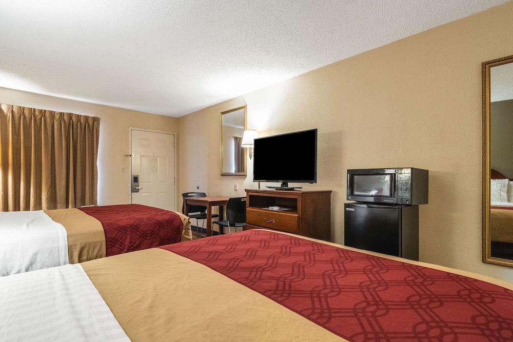 Econo Lodge Hillsboro I-35 11/35