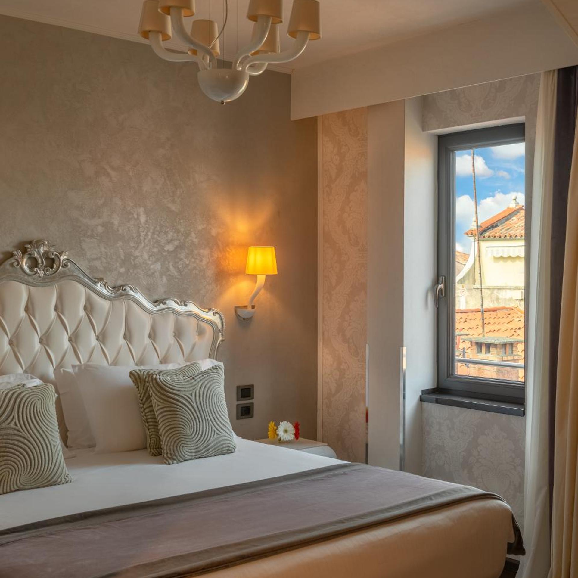 SUITE, JETTED TUB, TERRACE