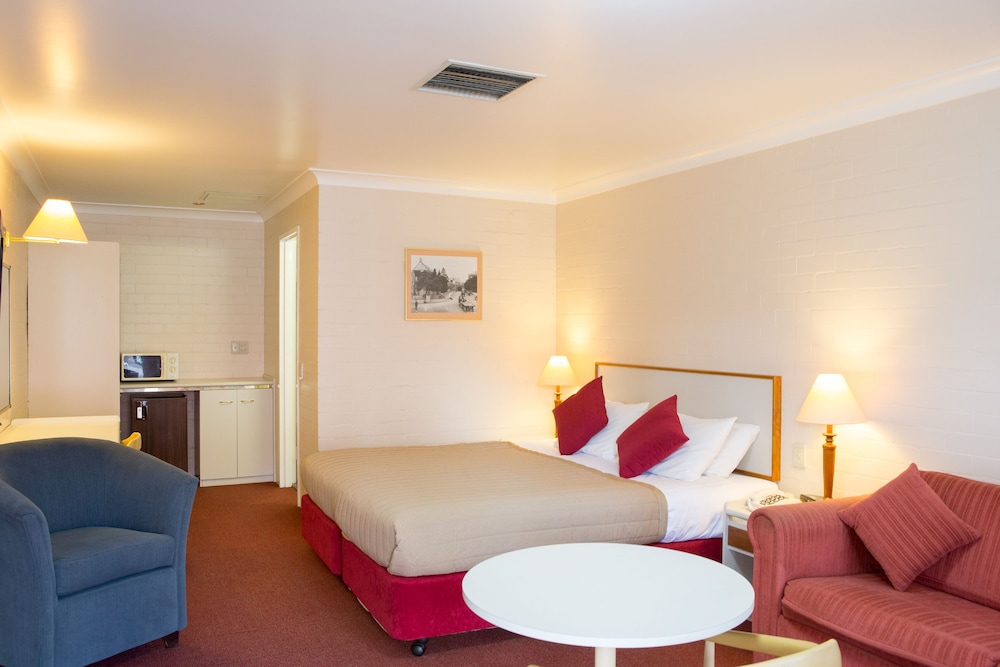 Club Motel 13/32