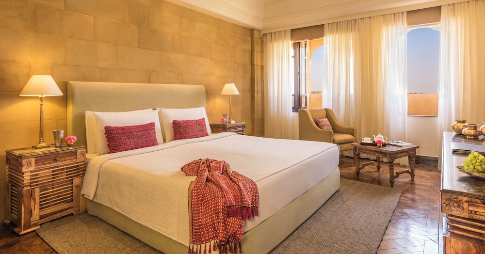 LUXURY, SUITE