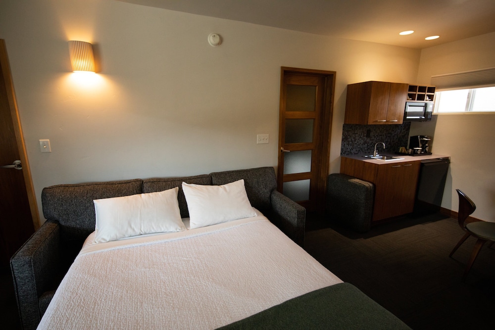 1 BEDROOM, DESIGN, SUITE, BATHTUB