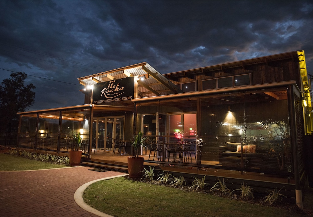 THE ROCKS MOTEL 5/55