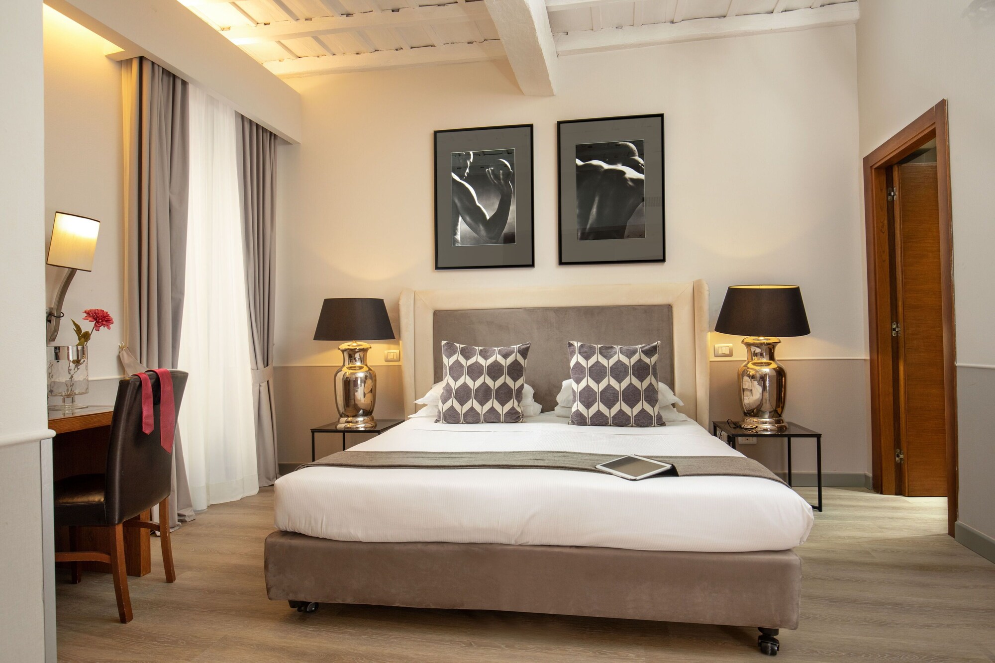 SUPERIOR, QUEEN BED, SOFA