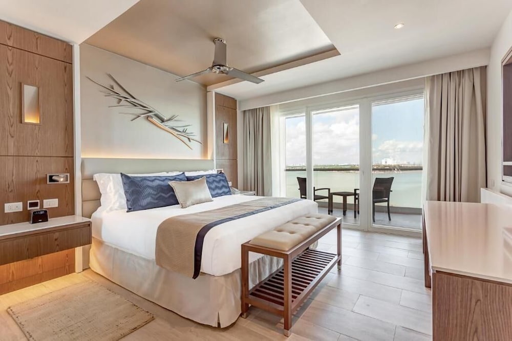 2 Bedrooms, Diamond Club, Presidential, Luxury, Suite, 1 King and 2 Queen Beds, Sunset View, Sofa