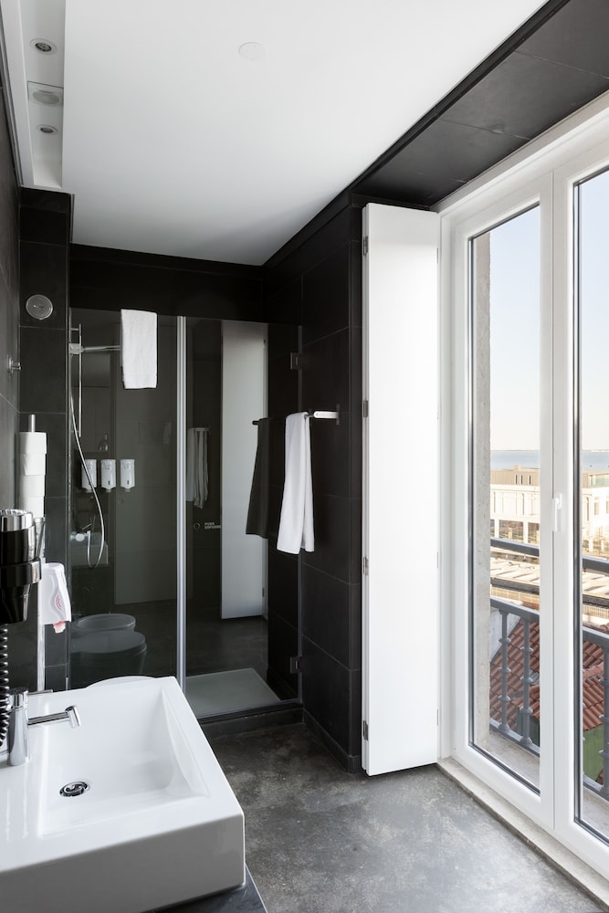 Hello Lisbon Santa Apolonia 18/50