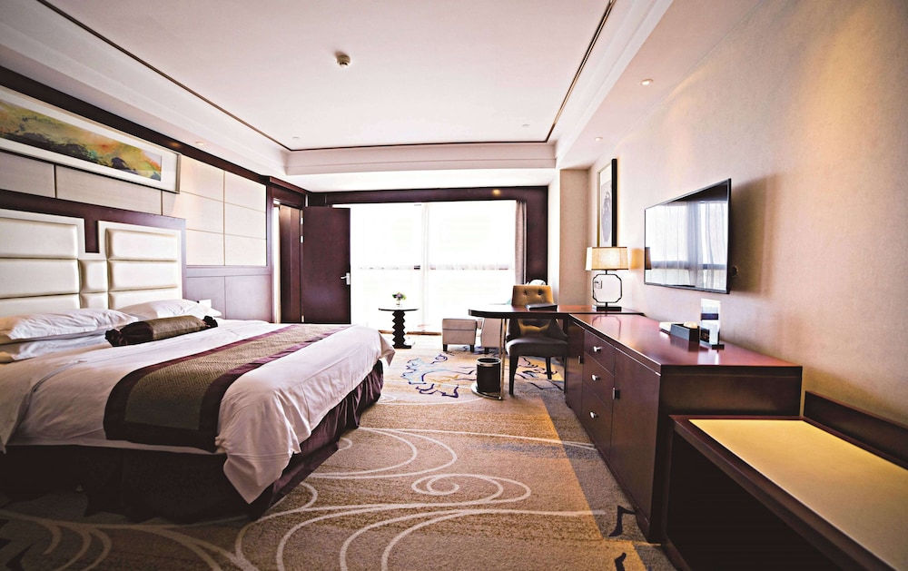 DELUXE, SUITE, KING BED