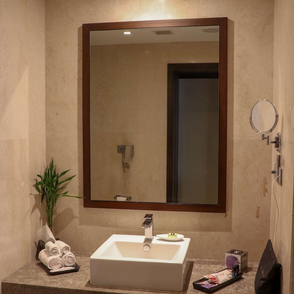 The Lalit Great Eastern Kolkata 26/65
