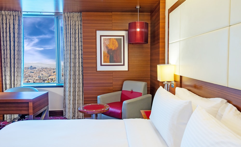 غرفة عائلية بسرير كينج، Crowne Plaza Hotel Amman 5/8
