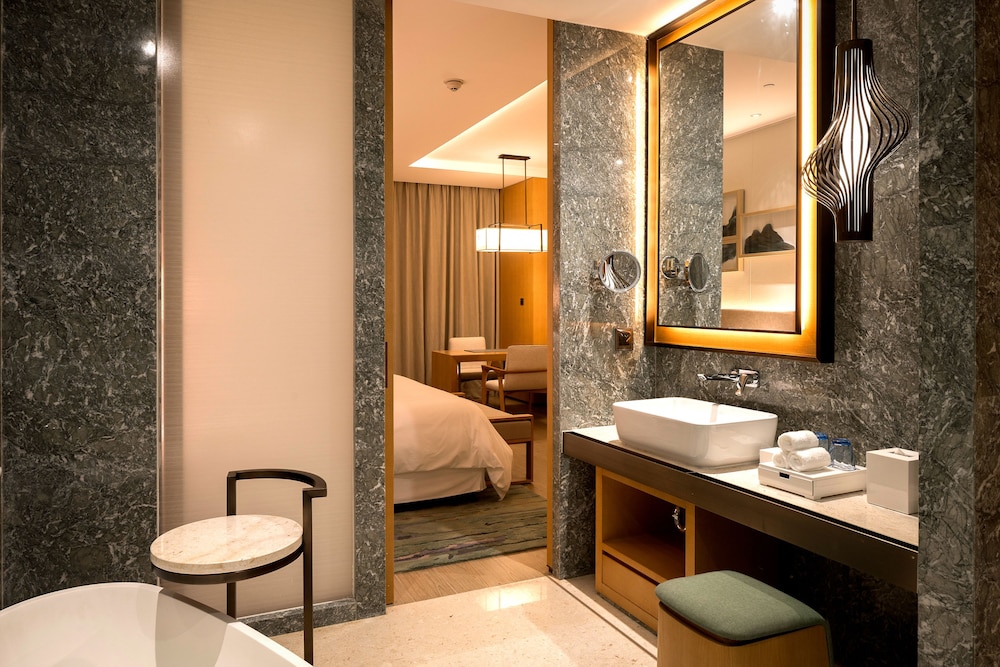 غرفة بسرير كينج بإطلالة على الحديقة، THE WESTIN SHIMEI BAY RESORT 5/6
