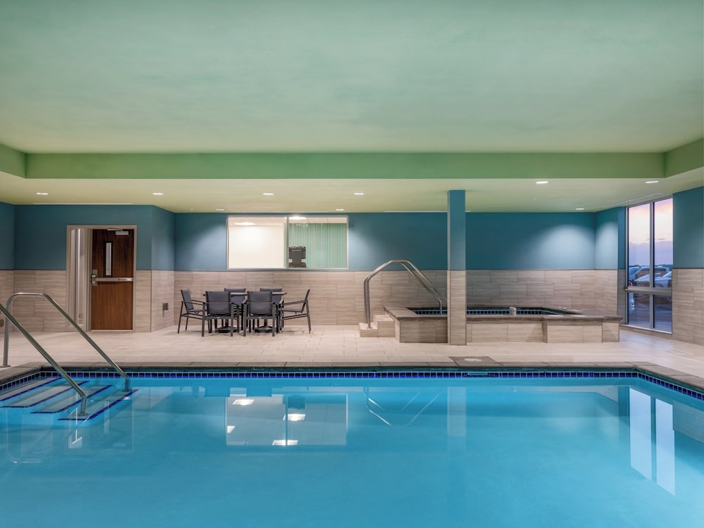 Holiday Inn Express and Suites Watertown 42/74