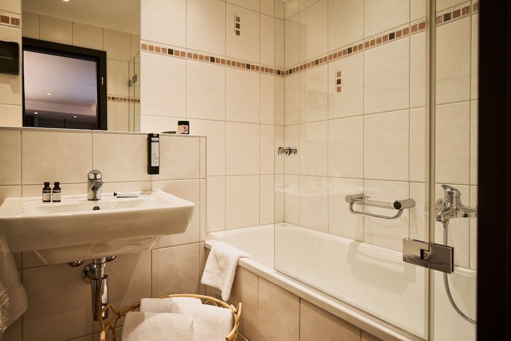 THE HEY HOTEL INTERLAKEN 40/41