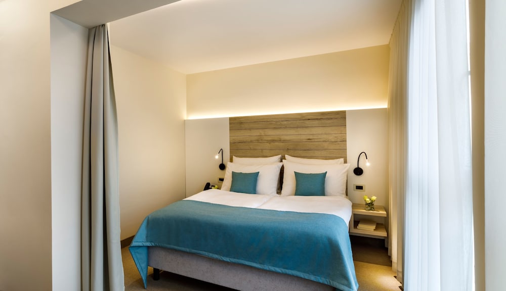 Standard, Queen Bed