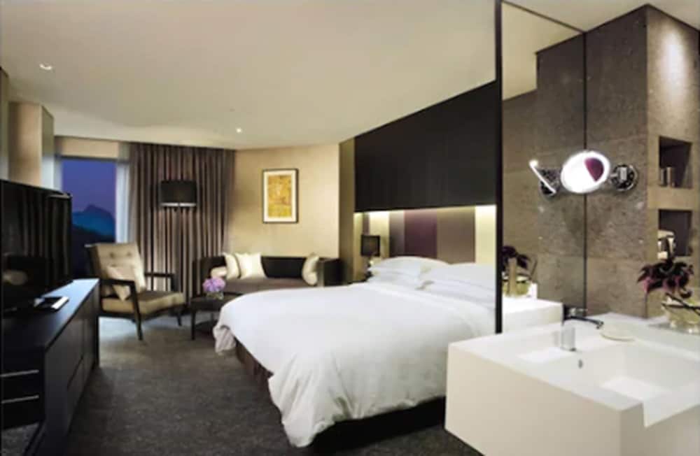 Swiss Grand Hotel 18/42
