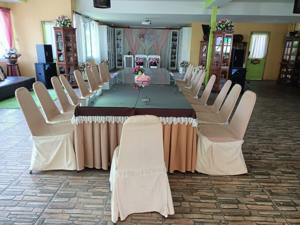 P Paradise Hotel 34/50
