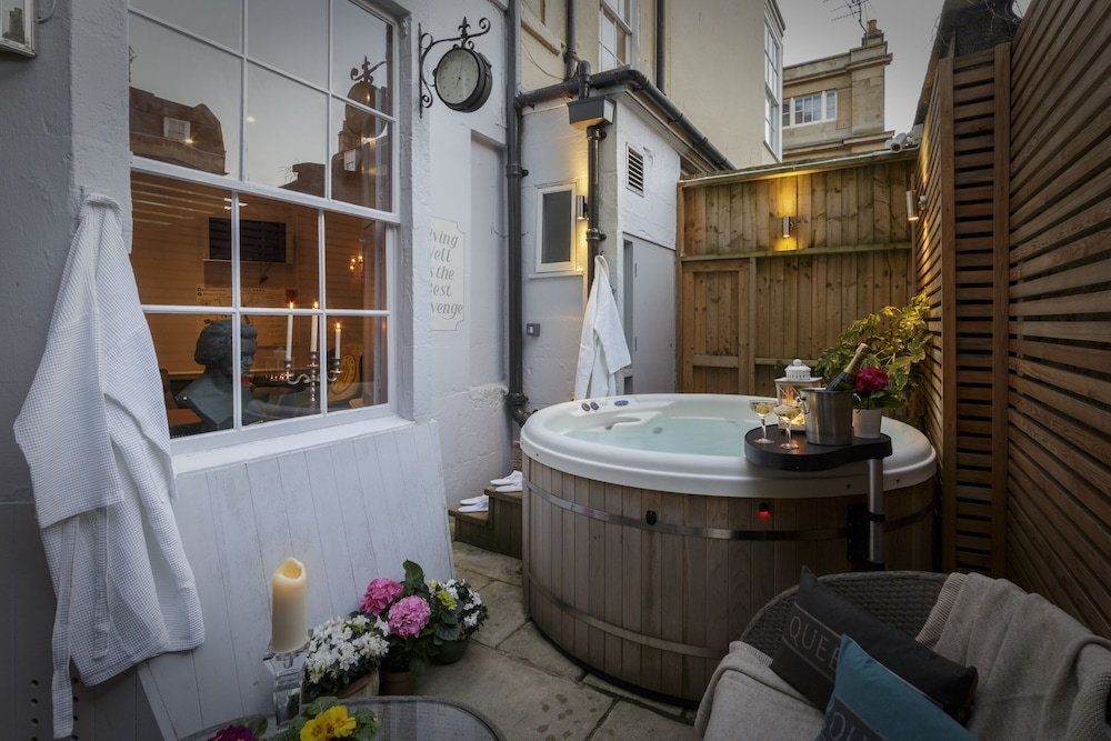 Harington's Hotel 50/50